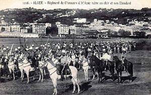 Alger - Champ de Manoeuvres - Chasseurs d'Afrique sabre au clair et Etendard